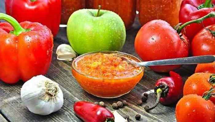 902efb4be085ab8a8e9ac2adebf9c9d2 Гостра аджика з яблуками на зиму — рецепти приготування з помідорів і перцю з варінням