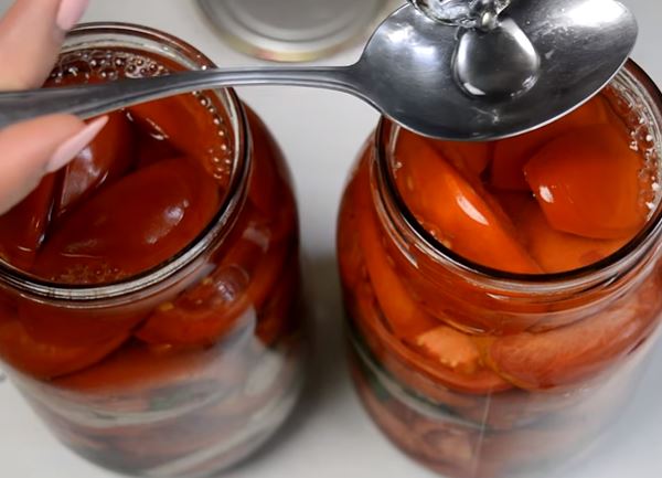 95e1dd13c8ff41d6440f82db2945e695 Різані помідори з маслом і цибулею — найсмачніші рецепти на зиму
