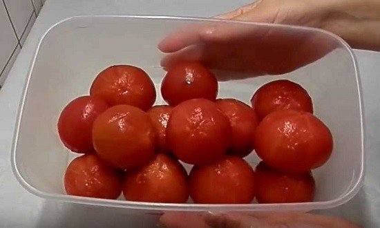 a6f805bba9ce1072344e609b2b13662b Як приготувати смачні малосольні помідори з часником і кропом