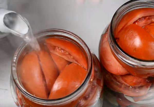 aec7611ad952db57e55d4da784f88698 Різані помідори з маслом і цибулею — найсмачніші рецепти на зиму