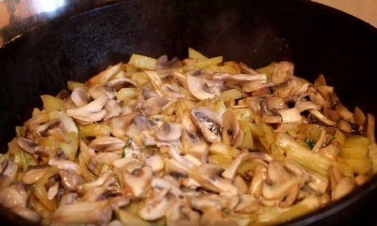 af10ee7bff43dd6de030918a8c549452 Рецепти смаженої картоплі з грибами на сковорідці з фотографіями