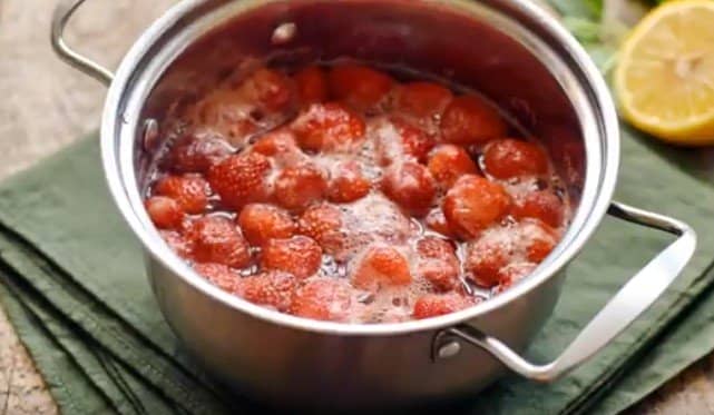 b1ae2996ddb411f0ca18782171bc700a Густе варення з полуниць на зиму, щоб ягоди залишалися цілими