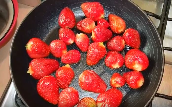 b5e1871c93c01ab6eb0a39914a6a01a4 Густе варення з полуниць на зиму, щоб ягоди залишалися цілими