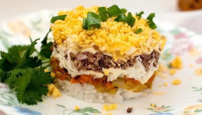 b9bce244119a583371312a3e1e296a3f Класичний салат «Мімоза» — рецепти з рисом, консервованою рибою і яйцем