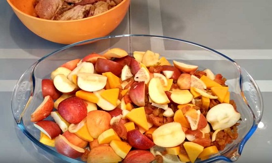  Качка з яблуками та чорносливом, запечена в духовці, рецепти соковитого і смачної страви