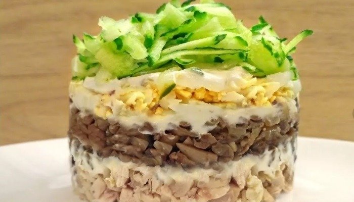 c5eacea1bb23c86d6196acf1cf0bc92f Салат з куркою, грибами печерицями та огірками — 9 простих рецептів смачних святкових салатів