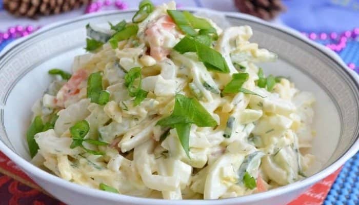 d4196bddf729f653e5f94a82ea4416f7 Самий смачний салат з кальмаром, яйцем, огірком і сиром — докладні рецепти приготування