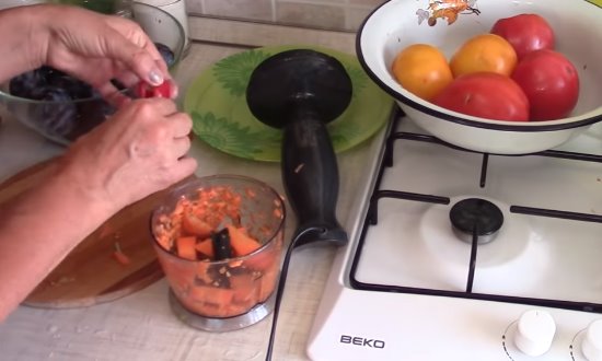  Аджика з помідорів на зиму — кращі рецепти гострою, смачною аджики без стерилізації