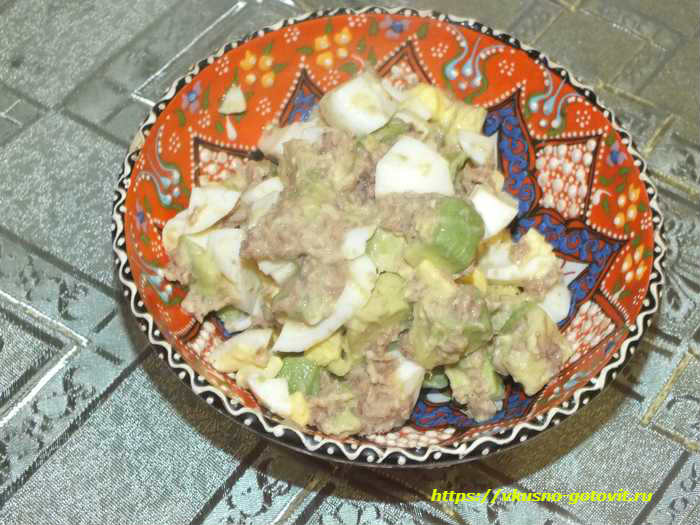 dbb14529ad2a36447b305cd9dc13eaba Салат з консервованого тунця з яйцем і авокадо — дуже смачний класичний рецепт