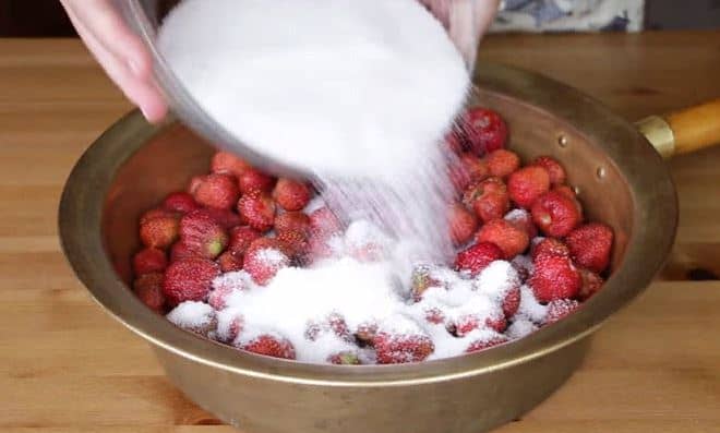 eb4c42e8ddd90643afd308924d4df4a9 Густе варення з полуниць на зиму, щоб ягоди залишалися цілими