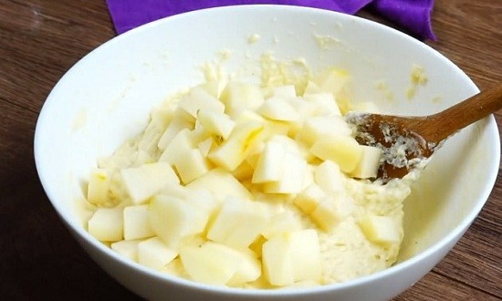  Пишна шарлотка з яблуками і грушами приготовлена в духовці — 4 простих рецепта