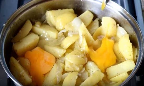 ebbfbb53faf4f8733d00df565c20823b Як посмажити картоплю на сковороді — 7 рецептів приготування