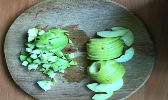  Пишна шарлотка з яблуками і грушами приготовлена в духовці — 4 простих рецепта