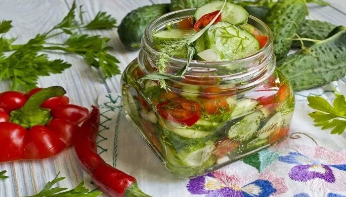  Найсмачніші салати з огірків на зиму — 7 рецептів приготування