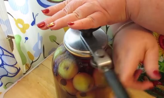  Рецепти компоту з яблук на зиму — як приготувати вдома у 3 літрових банках без стерилізації