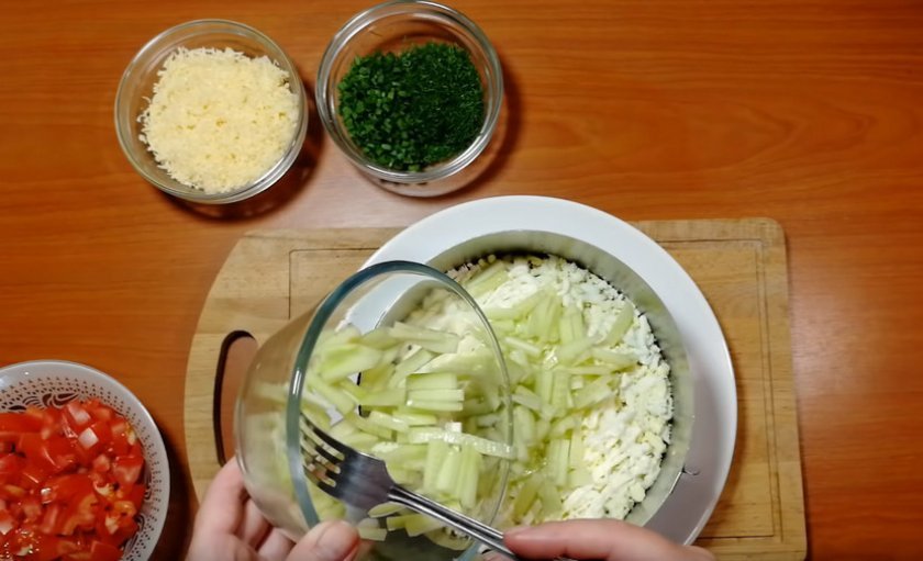 07ef79da1d916bc317e438de478bea0f Салат з консервованої горбуші: прості рецепти з фото, дуже смачний салат з картоплею, сиром і яйцем, як зробити покроково шарами з огірком