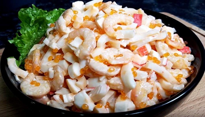  Дуже смачний салат з креветками і кальмарами, найпростіші рецепти до свята