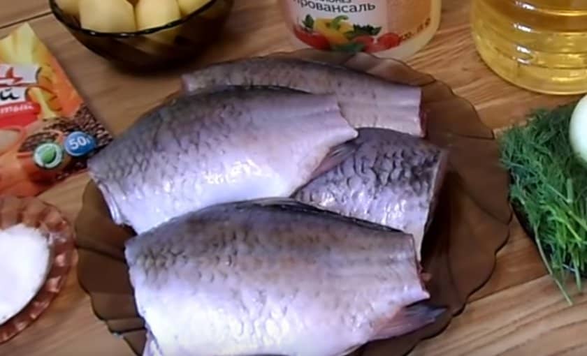 172b2f996426f791bbf0c73b29461910 Карась в духовці: як запекти цілком з овочами до золотистої скоринки, як смачно приготувати фаршировану рибу, скільки готується по часу
