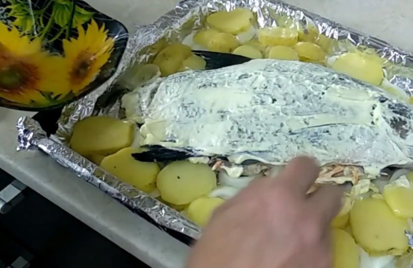 1b48734d97b2f06f9146ce50b072f3b7 Лящ в духовці з картоплею: як приготувати у фользі з майонезом, рецепти приготування запеченої риби з картоплею