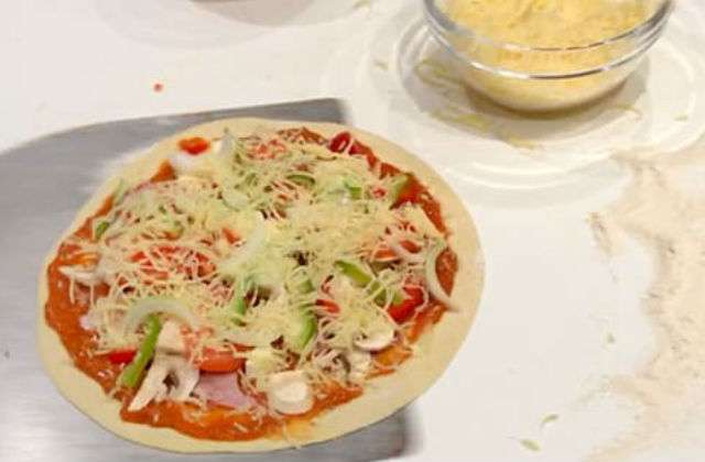 1c99461709c525b3b7fbb7f1c5133bc7 Піца — рецепт в домашніх умовах в духовці з покроковими фотографіями