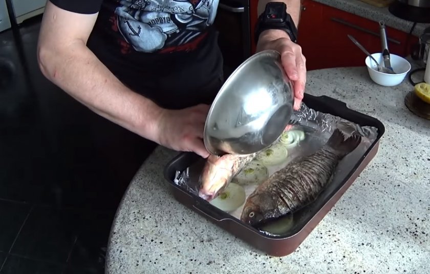 23e55a8ca19756c1b980505c84f6628c Карась в духовці: як запекти цілком з овочами до золотистої скоринки, як смачно приготувати фаршировану рибу, скільки готується по часу