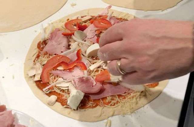 2a76e31d7712c73ddeccd35c1e09f19e Піца — рецепт в домашніх умовах в духовці з покроковими фотографіями