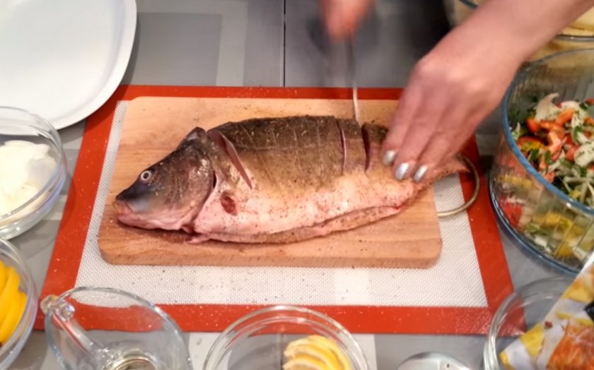 2be0662eb45cea8a96c1e778116729ac Сазан в духовці: покрокові рецепти з фото, як смачно приготувати рибу цілком у духовці, як запекти шматочками в маринаді