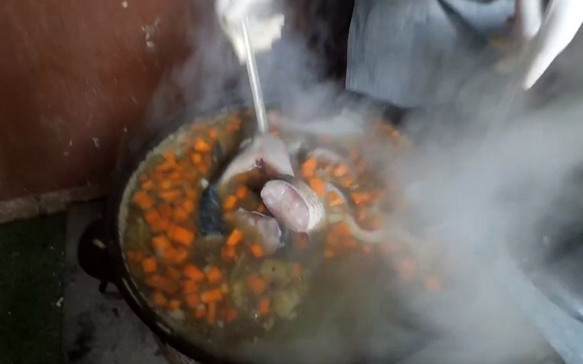 361029f68a6584cd9736b2312a04b6cd Юшка з білого амура: рецепти з фото, як приготувати рибний суп в домашніх умовах, скільки варити з голови і хвоста