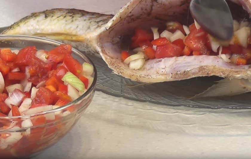 3eb4fa52995542a86fa85ff9ea889150 Запечений сазан з овочами в духовці: рецепт з фото, як приготувати цілком у фользі з помідорами та цибулею, шматочками з майонезом