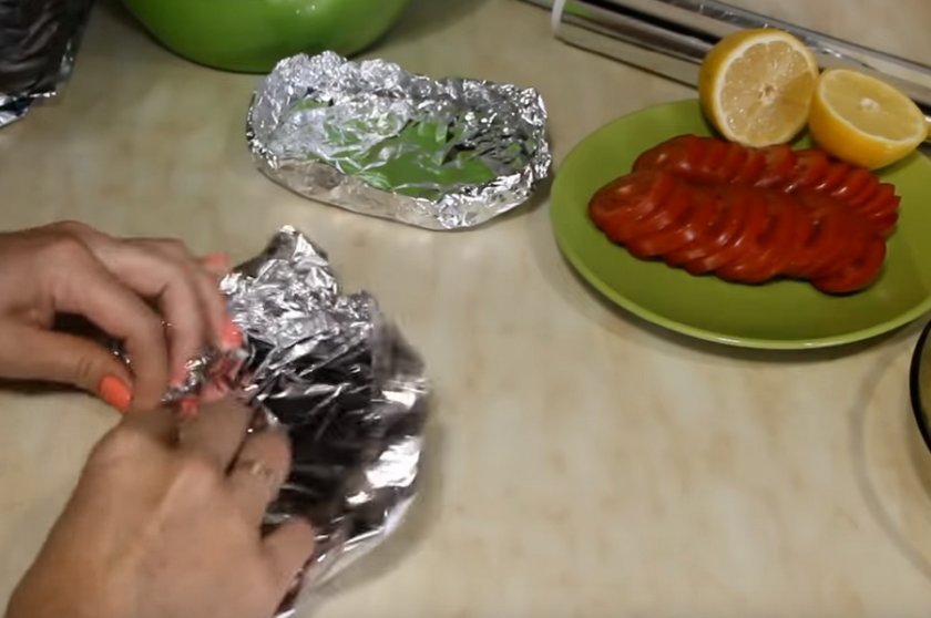 408579dfb7fc6ee4141ce2fba371e8cd Кета, запечена в духовці з помідорами і сиром: як приготувати рибу під майонезом, щоб була соковита, рецепти з фото