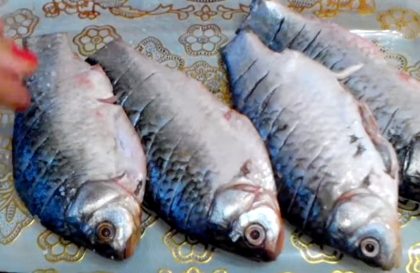 5671dc290dc2306e885e2e22d1599abc Карась в духовці: як запекти цілком з овочами до золотистої скоринки, як смачно приготувати фаршировану рибу, скільки готується по часу