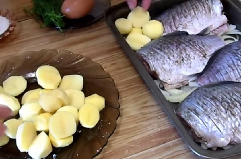 576cc8fe53e0baec8c2d5104ef23ab77 Карась в духовці: як запекти цілком з овочами до золотистої скоринки, як смачно приготувати фаршировану рибу, скільки готується по часу
