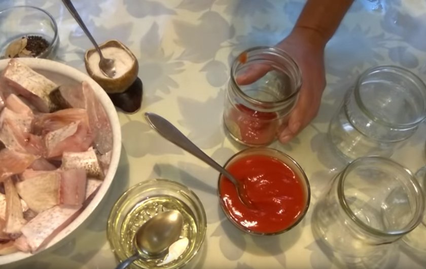 58bcefb2188bd0ce8a25304326f0d8fb Консерви з риби в автоклаві: як приготувати рибу в томаті, рецепт тушонки в домашніх умовах
