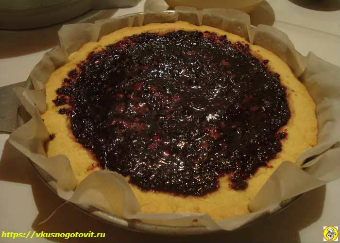 64d8e37c9b475d39442a62df9a59f512 Пиріг з пісочного тіста з варенням з чорної смородини в духовці — простий рецепт солодкого пирога