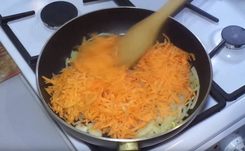 661e5c52cadb088615741c0b1e8cd3d9 Тушкована кета: як і скільки тушкувати з морквою і цибулею на сковорідці, рецепти приготування з овочами, з помідорами і перцем