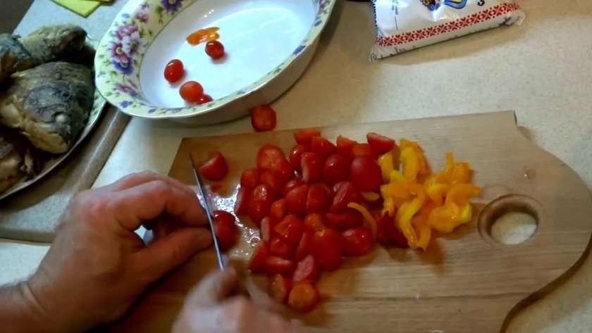 70c99b321f9707508b37e49afbff88f4 Тушкований карась: рецепт з фото, в сметані, як загасити в томаті на сковороді з овочами в мультиварці, що можна приготувати з дрібної риби