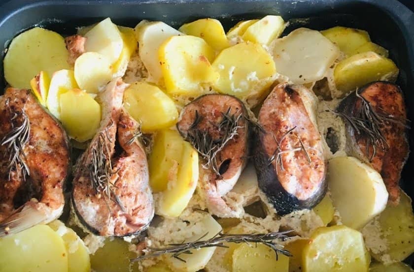 745468b39998e4a9a682a4058fb6708c Кета з картоплею в фользі і в духовці: як приготувати мякі соковиті стейки з картоплею; риба, запечена з томатами та сиром; як смачно запекти філе