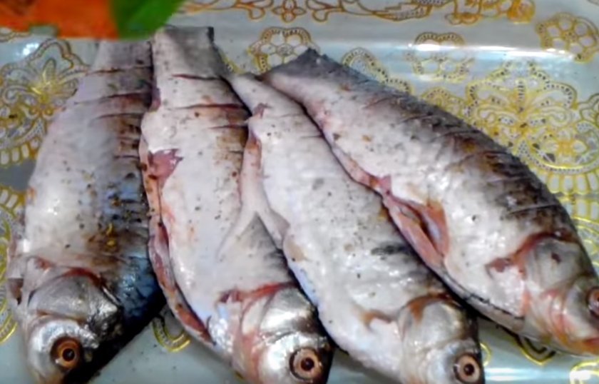 7d8d84bc0179002690e3637a499e9dfe Карась в духовці: як запекти цілком з овочами до золотистої скоринки, як смачно приготувати фаршировану рибу, скільки готується по часу
