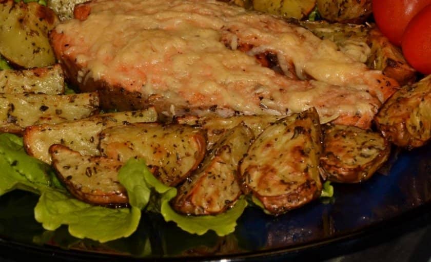 8092378b8947edd9805eaca9c51011fd Кета з картоплею в фользі і в духовці: як приготувати мякі соковиті стейки з картоплею; риба, запечена з томатами та сиром; як смачно запекти філе