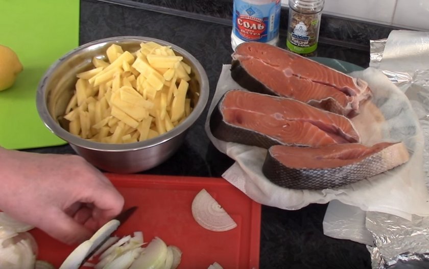 97a1345e8539b41bcd24a68169d7b6c5 Кета з картоплею в фользі і в духовці: як приготувати мякі соковиті стейки з картоплею; риба, запечена з томатами та сиром; як смачно запекти філе