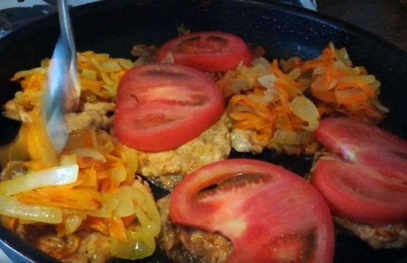 a2b969399911ac5c0b55713ece67464a Горбуша з овочами: як приготувати смачно з помідорами і сиром, смажену на сковорідці, в духовці, щоб була соковита, рецепти