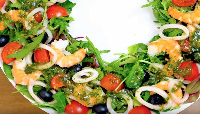  Дуже смачний салат з креветками і кальмарами, найпростіші рецепти до свята