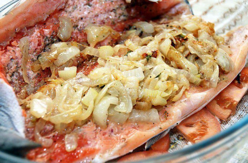 b60c04a4cb58f84963c5a5dc89a84dc2 Кета з картоплею в фользі і в духовці: як приготувати мякі соковиті стейки з картоплею; риба, запечена з томатами та сиром; як смачно запекти філе