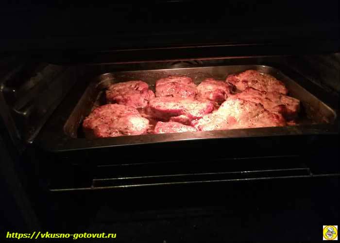 b67a02d958f7c51d93d9a01c4339f8ef Як приготувати стейк зі свинини в духовці — рецепт соковитого і смачного мяса з фотографіями