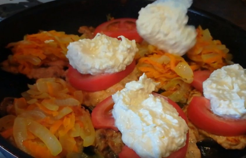 c154cc9c4a204461488388e1b41ca55a Горбуша з овочами: як приготувати смачно з помідорами і сиром, смажену на сковорідці, в духовці, щоб була соковита, рецепти