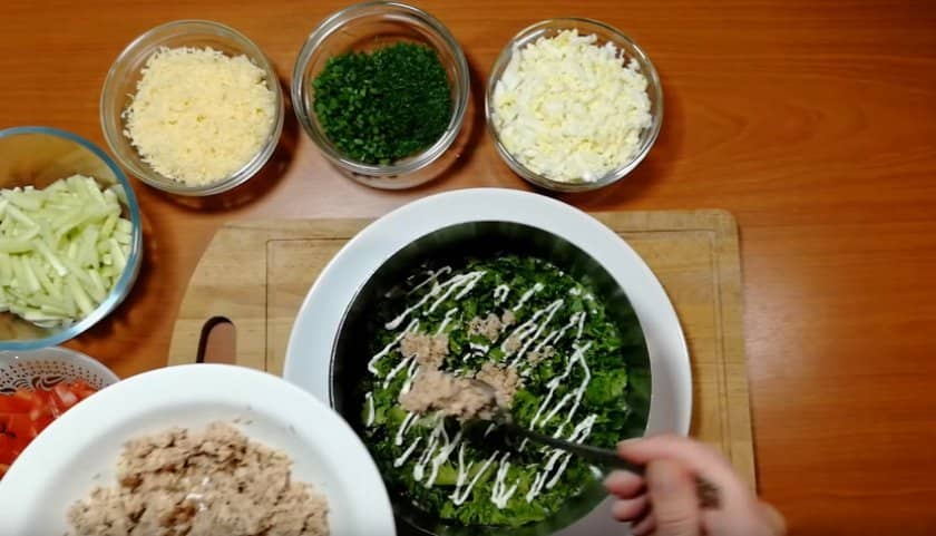 cb88602f4c7854386887230f7125fd14 Салат з консервованої горбуші: прості рецепти з фото, дуже смачний салат з картоплею, сиром і яйцем, як зробити покроково шарами з огірком