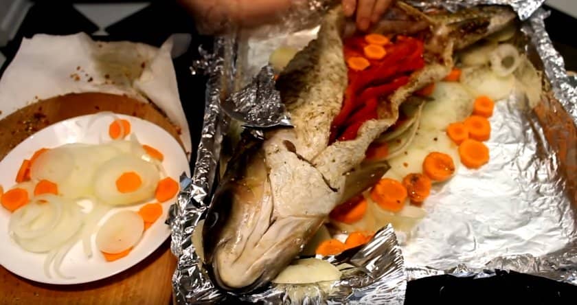 ccfc1a6485275bdbd18224722d047f4f Білий амур в духовці: рецепти приготування з фото, як смачно приготувати цілком і шматочками, як запекти рибу у фользі, щоб була соковитою