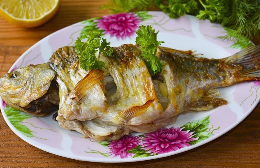 d9742781f0d07c904bb6c806721c2ea8 Карась в духовці: як запекти цілком з овочами до золотистої скоринки, як смачно приготувати фаршировану рибу, скільки готується по часу