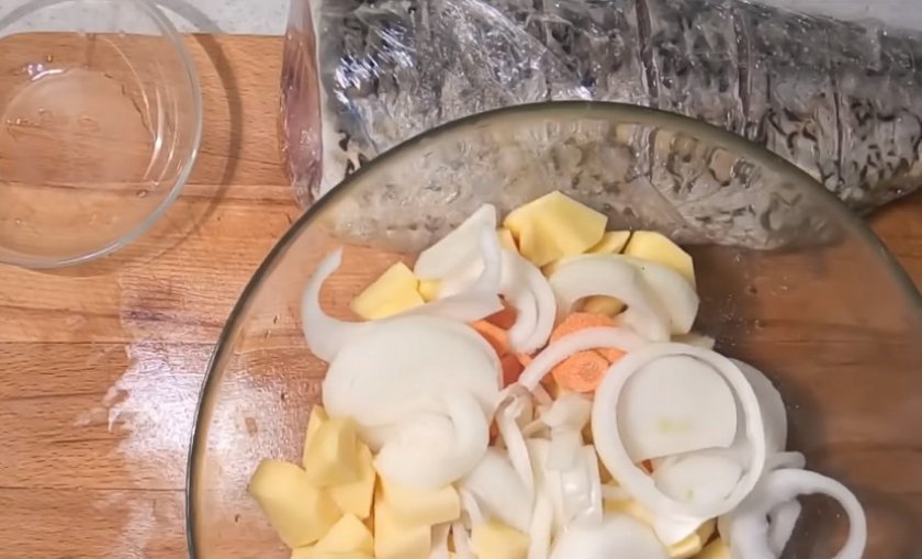 dab09c86610398dabe041fefb523d9cc Рецепти сазана в духовці у фользі: як смачно приготувати цілком з картоплею і лимоном, покроково з фото, скільки готується риба шматочками