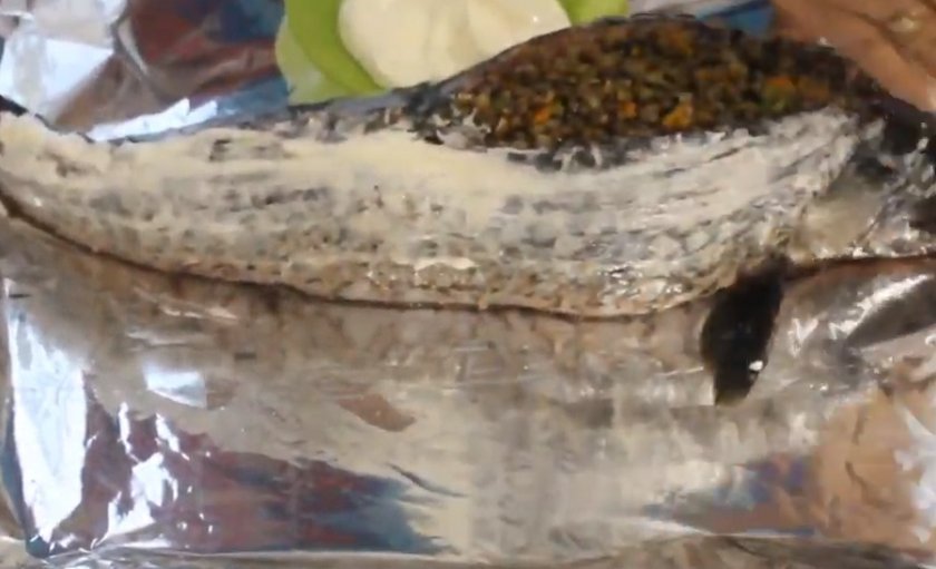 dcec39eb22371dfd49d826166518d7a8 Сазан в духовці: покрокові рецепти з фото, як смачно приготувати рибу цілком у духовці, як запекти шматочками в маринаді